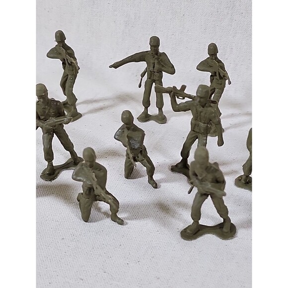 Vintage Lot Of 19 Military Plastic Toy Figures - Picture 8 of 10